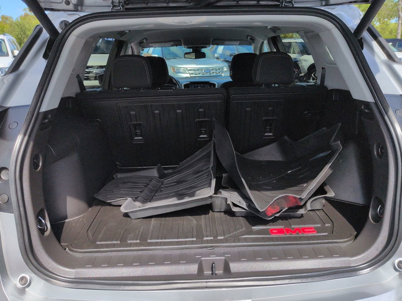 Used 2024 GMC Terrain SLE w/ Driver Convenience Package FWD image 13