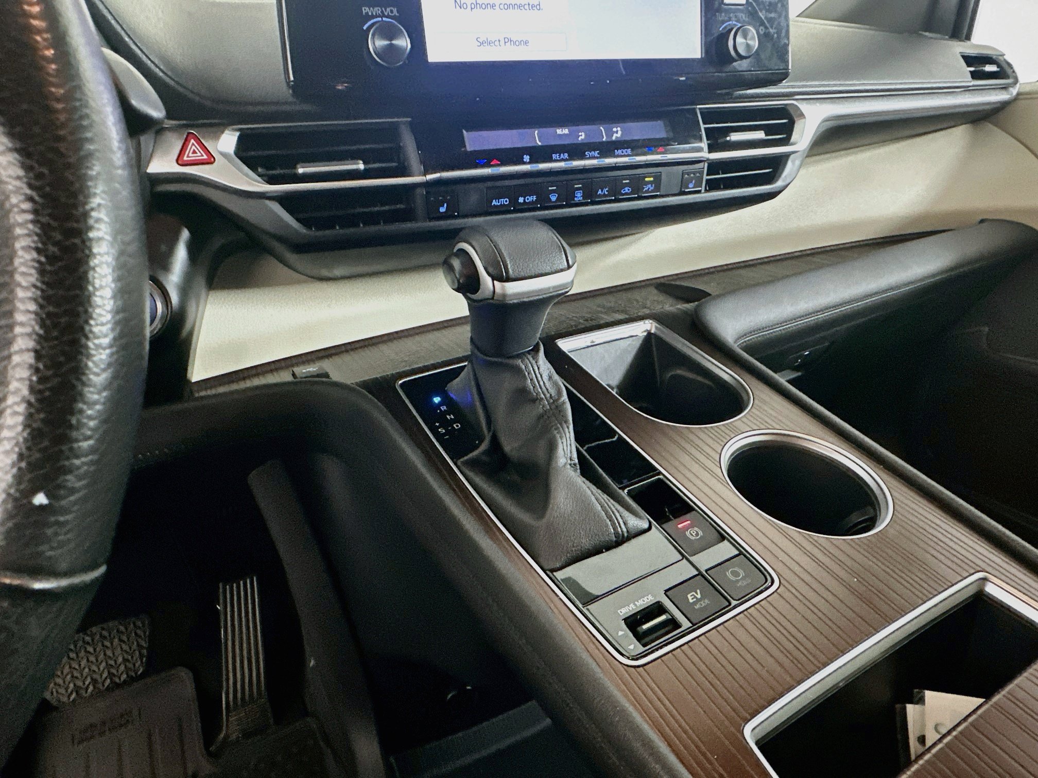 Used 2023 Toyota Sienna XLE FWD image 24