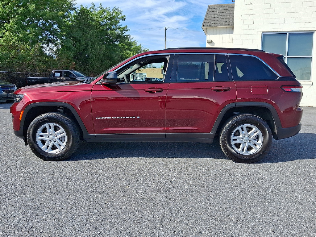 Certified 2025 Jeep Grand Cherokee Laredo w/ Luxury Tech Group I AWD/4WD image 9