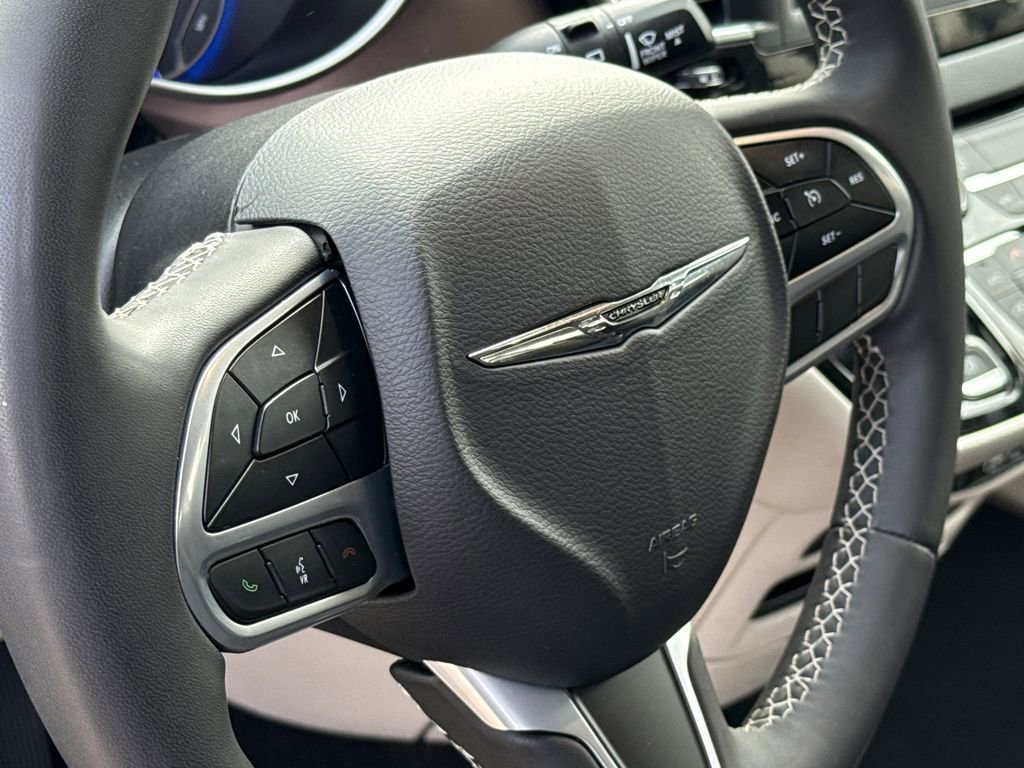 Used 2023 Chrysler Voyager LX image 29