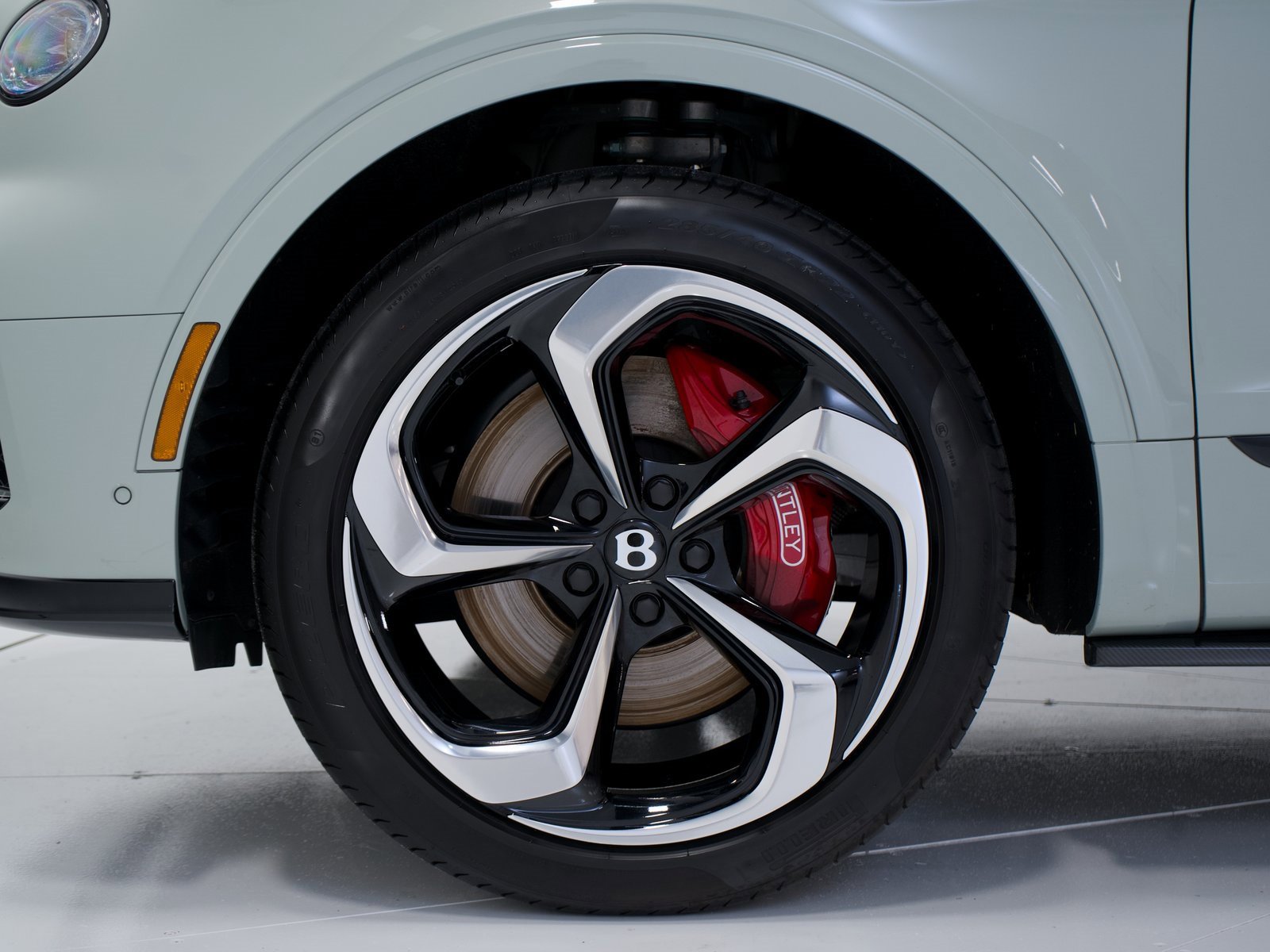 Used 2025 Bentley Bentayga image 44