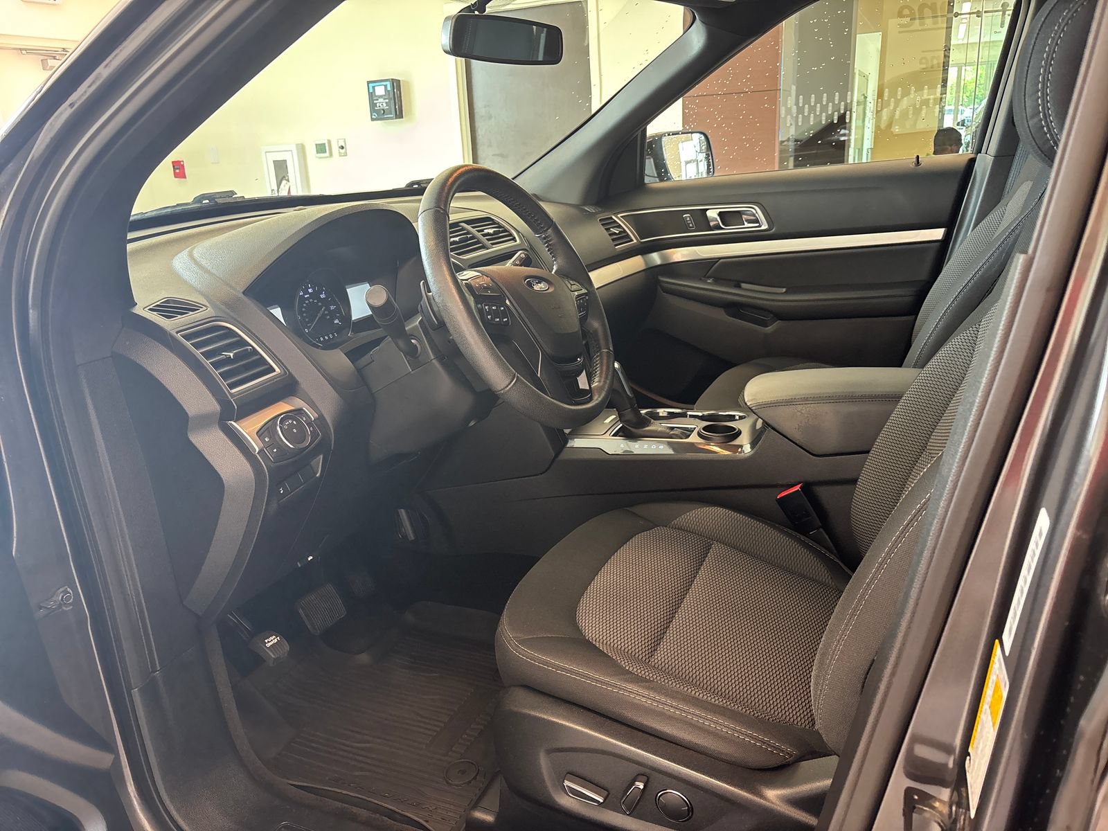 Used 2017 Ford Explorer XLT w/ Equipment Group 201A FWD image 12