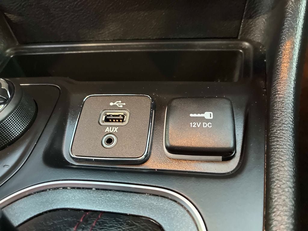Used 2019 Jeep Cherokee Trailhawk w/ Comfort/Convenience Group AWD/4WD image 30