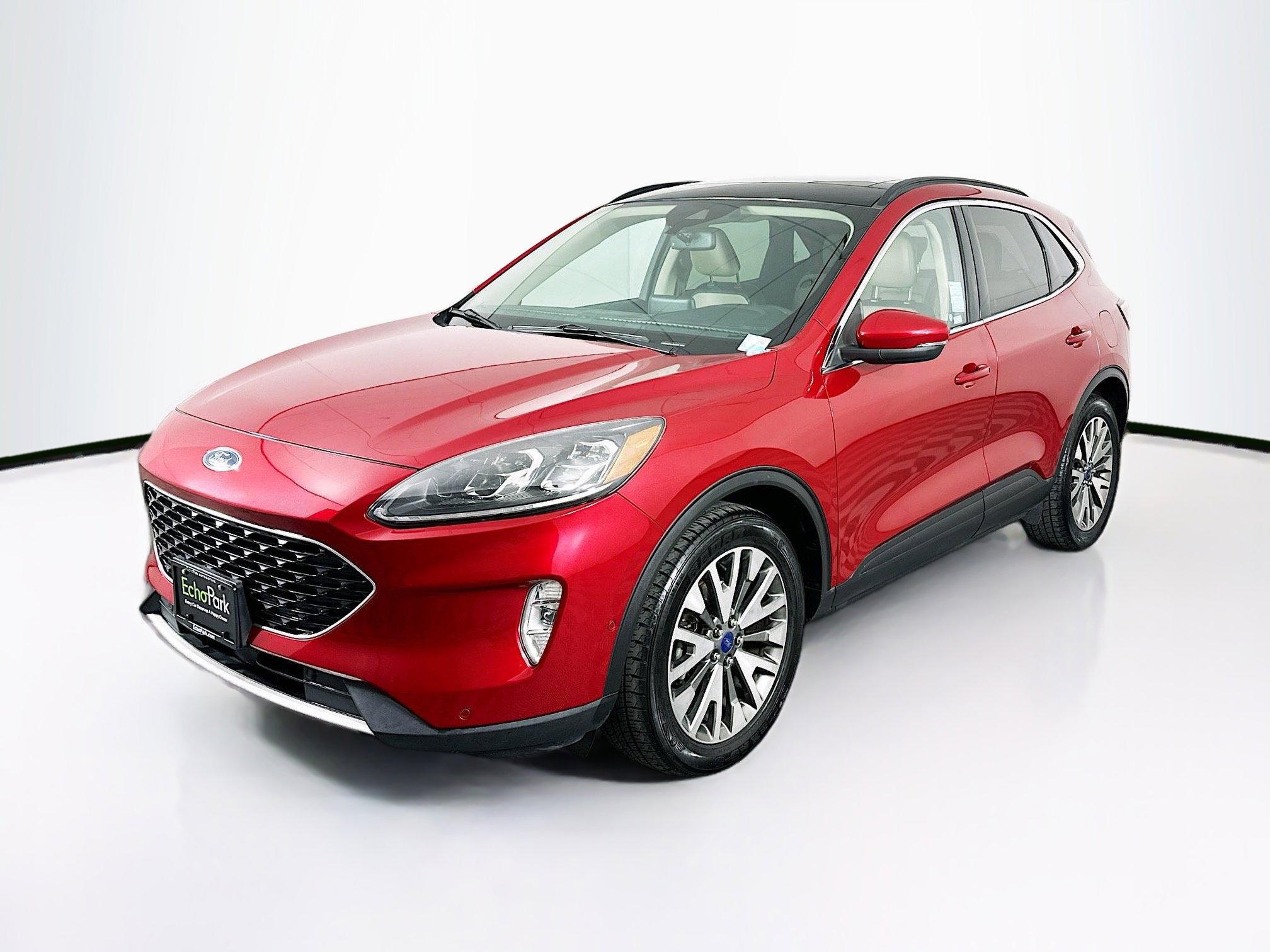 Used 2020 Ford Escape Titanium image 3