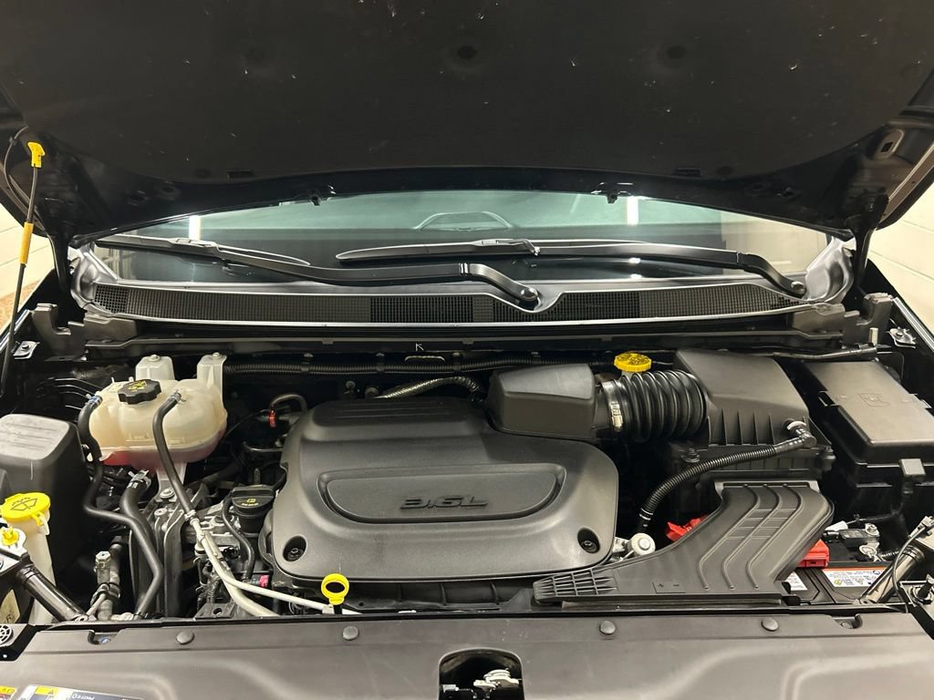 Used 2024 Chrysler Pacifica Limited w/ S Appearance Package FWD image 16