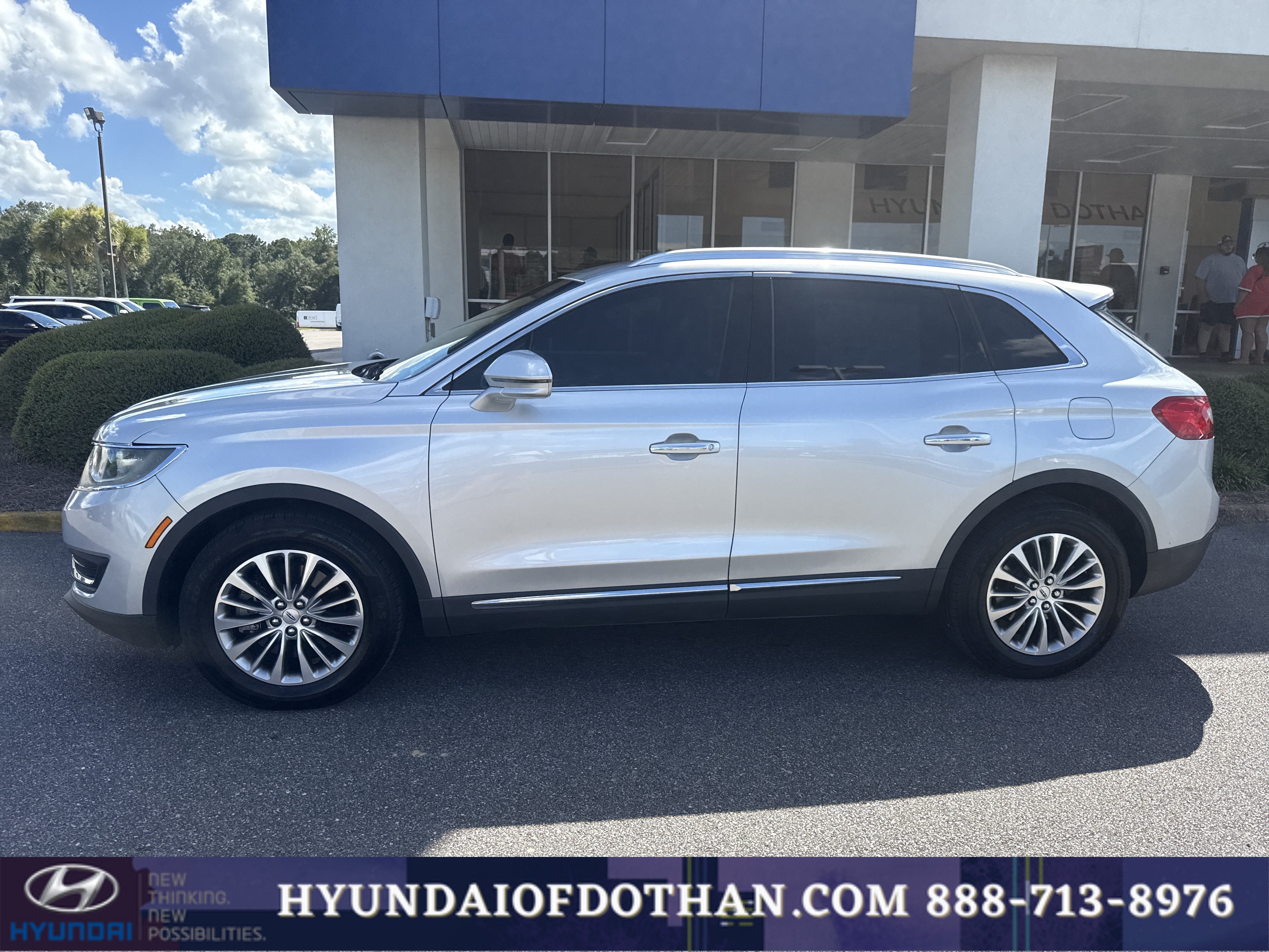 Used 2018 Lincoln MKX Select w/ Select Plus Package FWD image 2