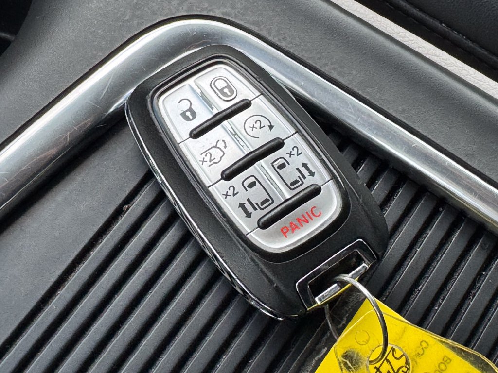 Used 2023 Chrysler Pacifica Touring-L FWD image 33