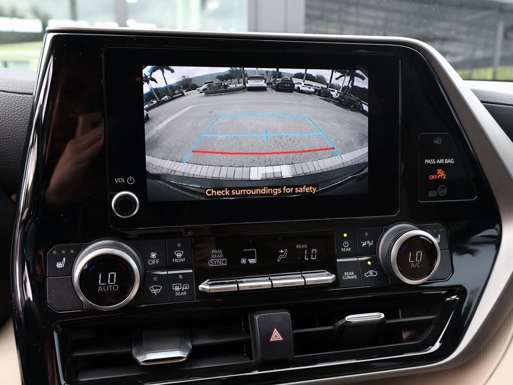 Used 2023 Toyota Highlander XLE image 29