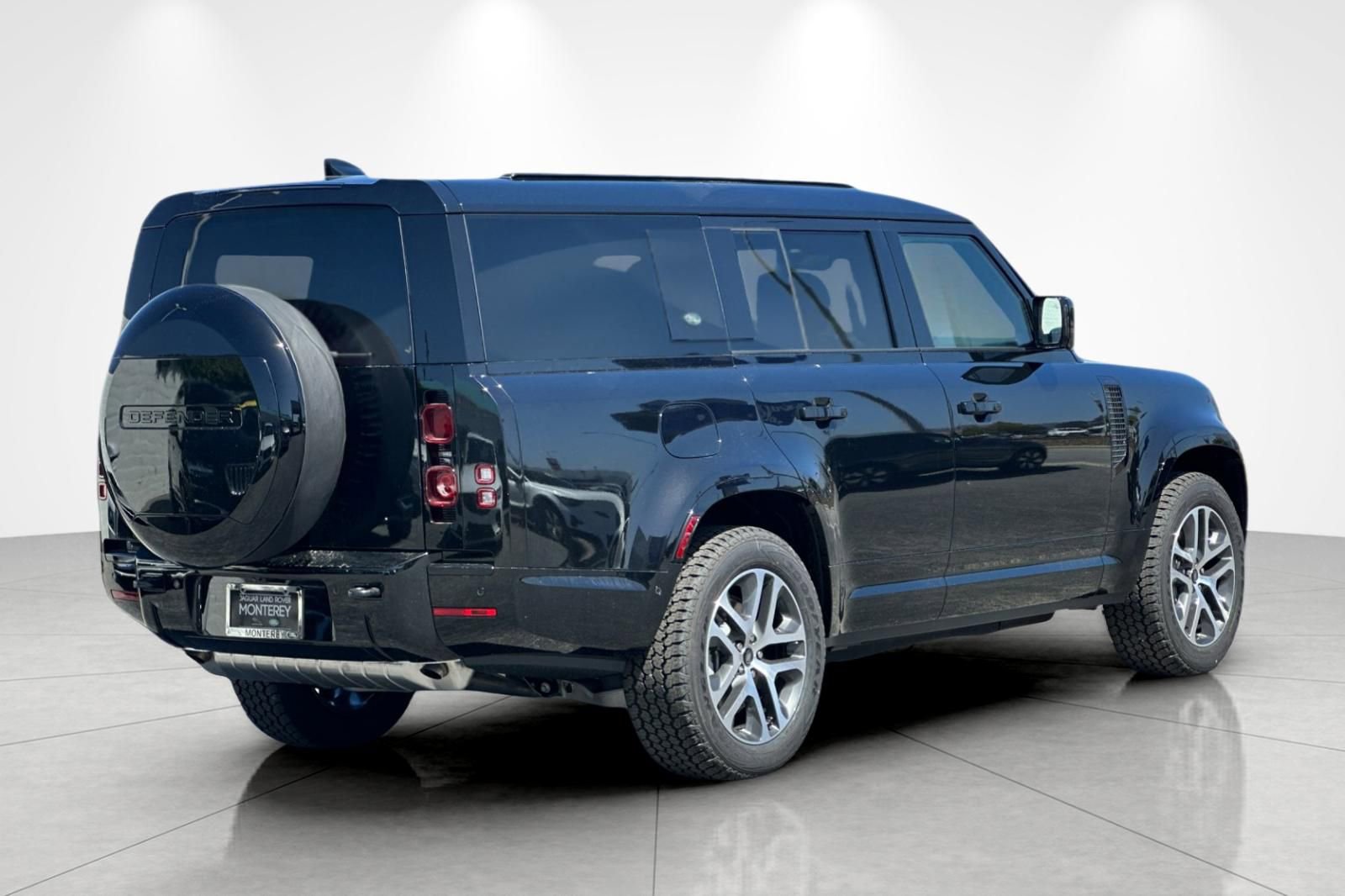 New 2024 Land Rover Defender 130 X-Dynamic SE image 6