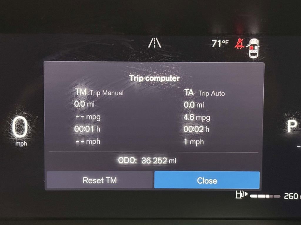 Used 2023 Volvo XC60 B5 Plus AWD/4WD image 5