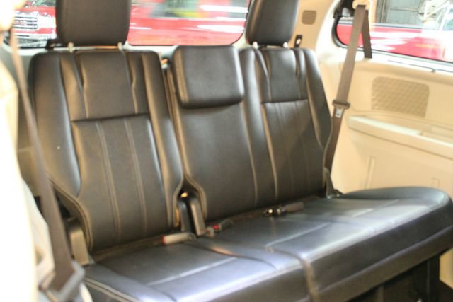 Used 2016 Chrysler Town & Country Touring w/ Driver Convenience Group image 15