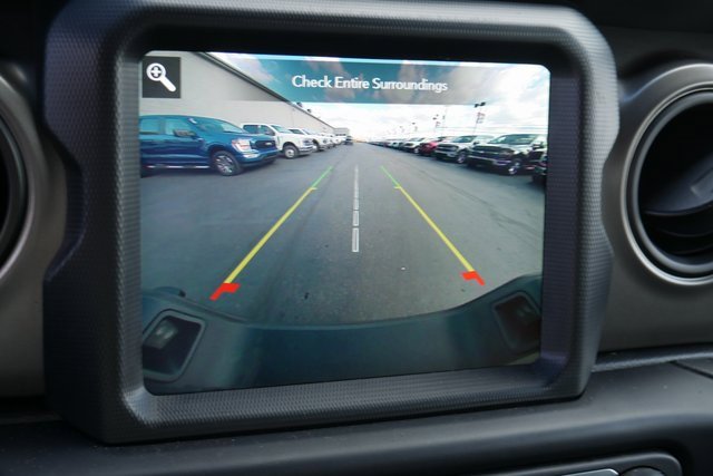 Used 2022 Jeep Gladiator Sport image 3