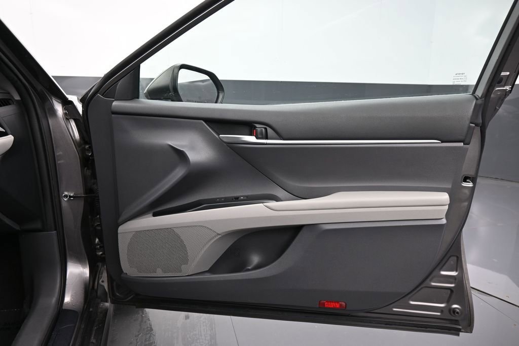 Used 2020 Toyota Camry SE FWD image 39