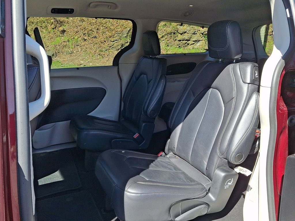 Used 2022 Chrysler Pacifica Touring-L w/ Uconnect Theater Family Group image 10