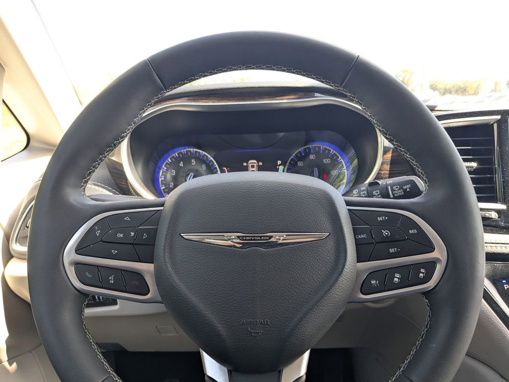 Used 2023 Chrysler Pacifica Limited image 23