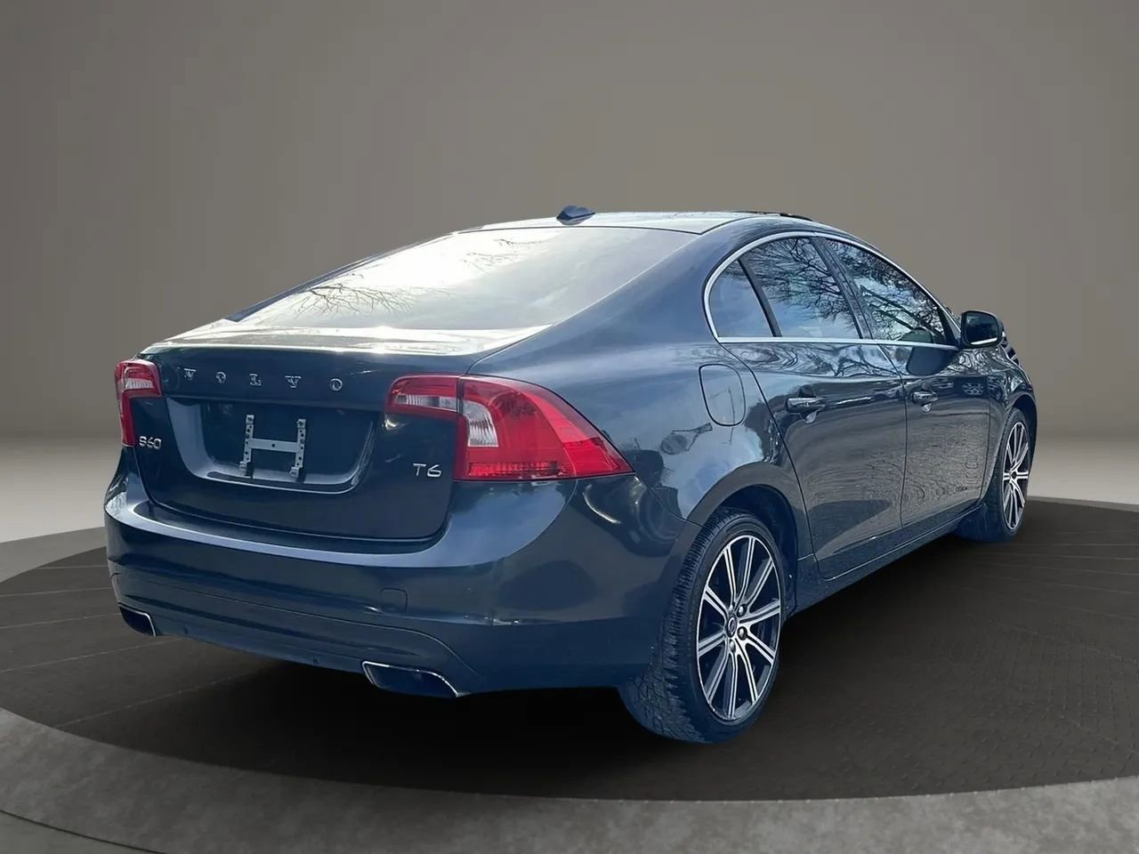 Used 2016 Volvo S60 T6 Platinum image 5