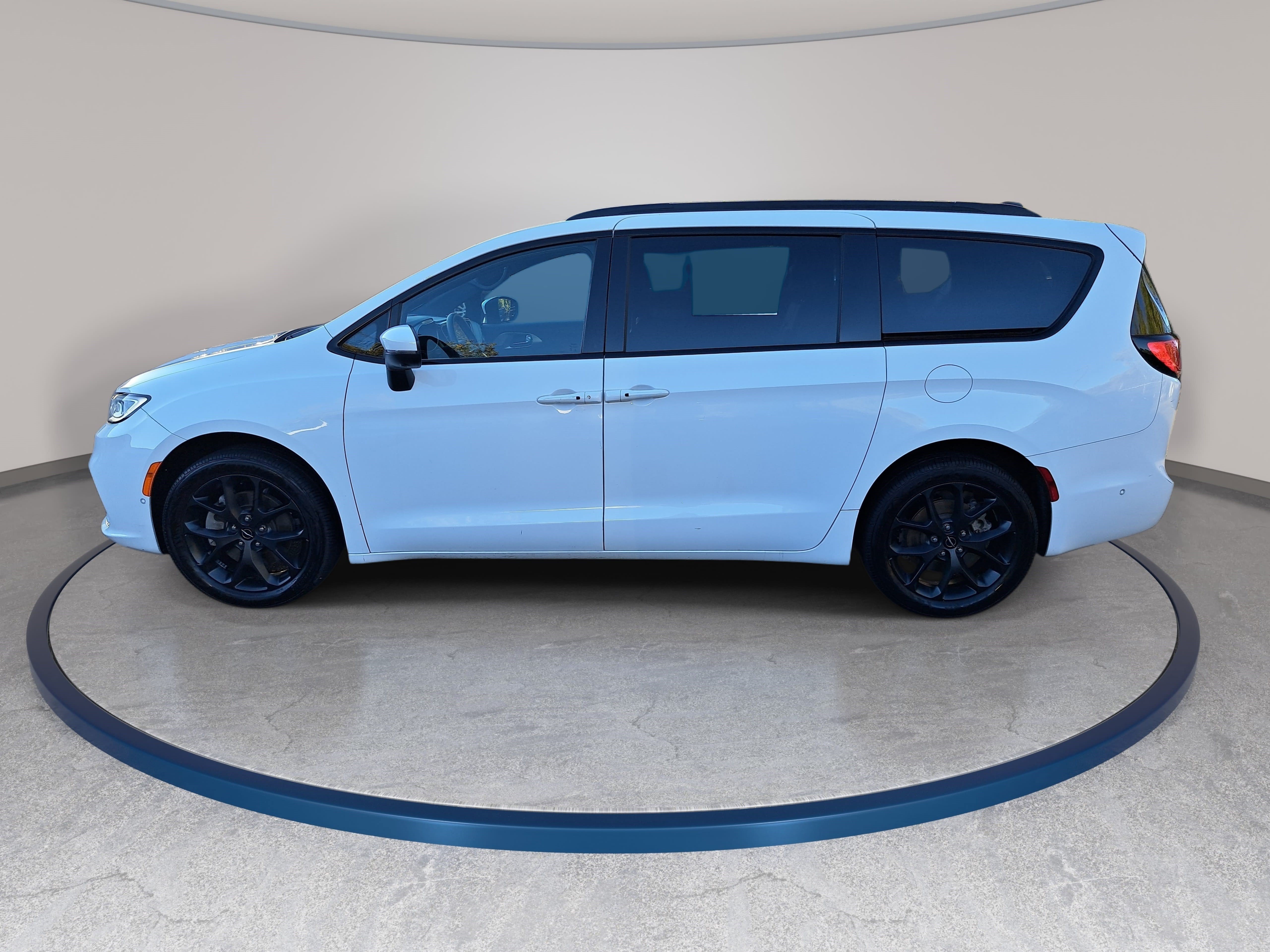 Used 2023 Chrysler Pacifica Touring-L w/ S Appearance Package AWD/4WD image 8