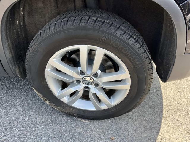Used 2015 Volkswagen Tiguan S image 11