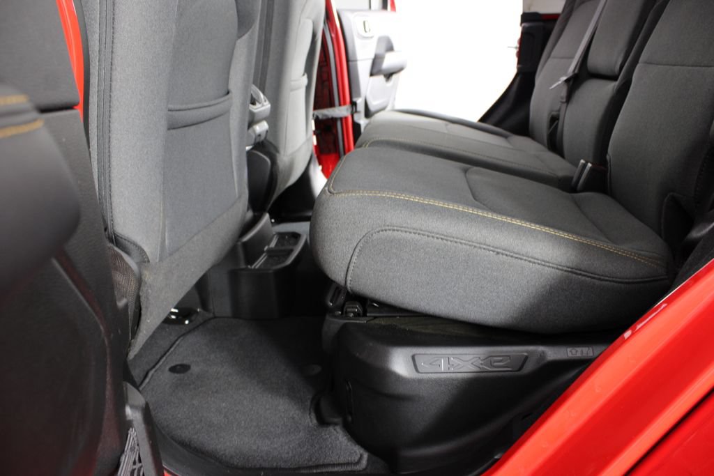 Used 2025 Jeep Wrangler Unlimited Sahara AWD/4WD image 16