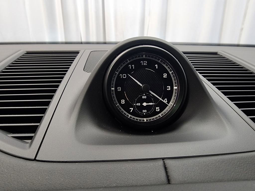 Certified 2025 Porsche Macan image 8