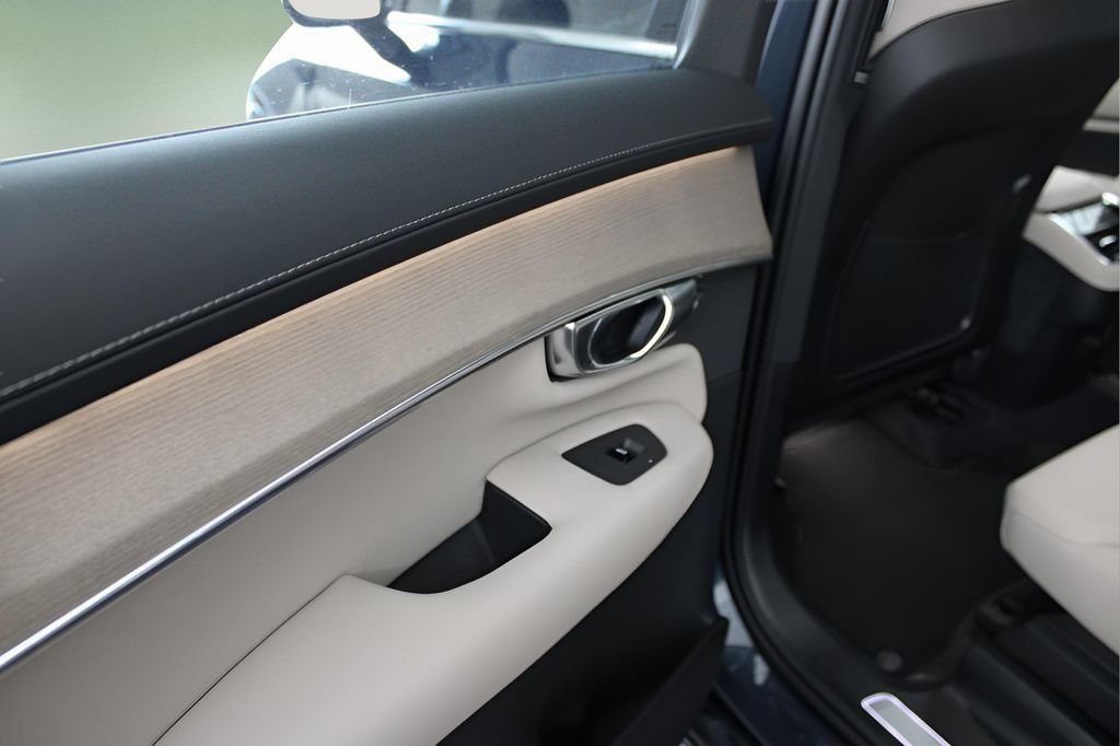 New 2026 Volvo XC90 B6 Plus w/ Protection Package Premier AWD/4WD image 18