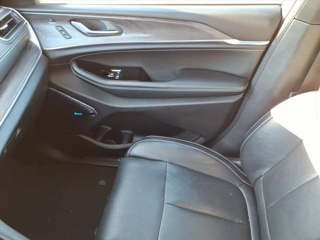 Used 2023 Jeep Grand Cherokee Overland w/ Luxury Tech Group IV image 31