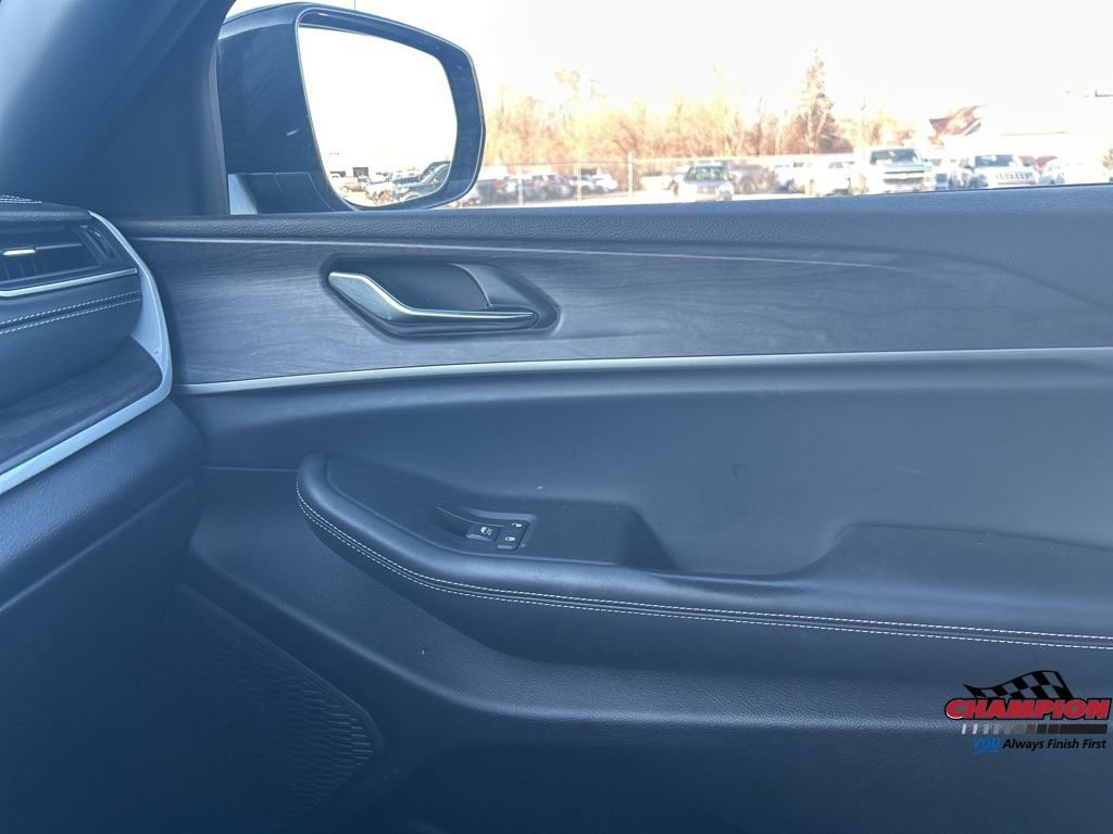 Used 2025 Jeep Grand Cherokee Limited w/ Luxury Tech Group II image 16