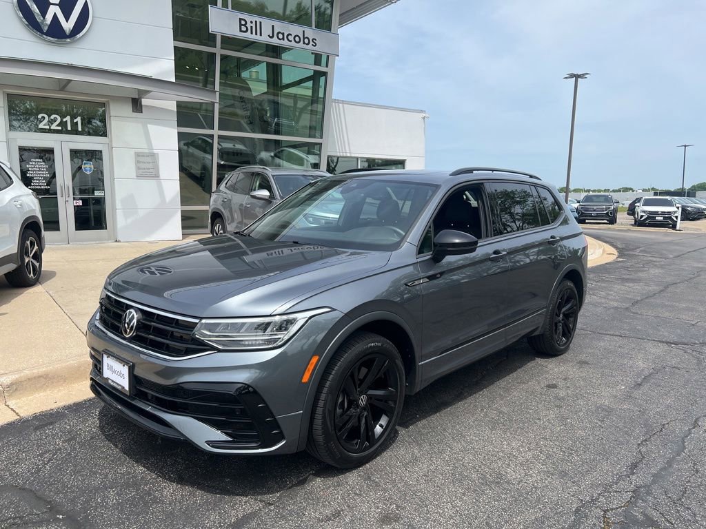 Used 2023 Volkswagen Tiguan SE R-Line AWD/4WD image 2