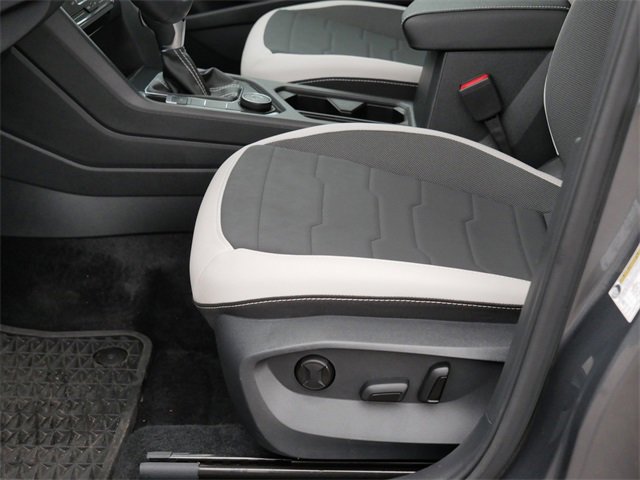 Certified 2025 Volkswagen Taos SE image 14
