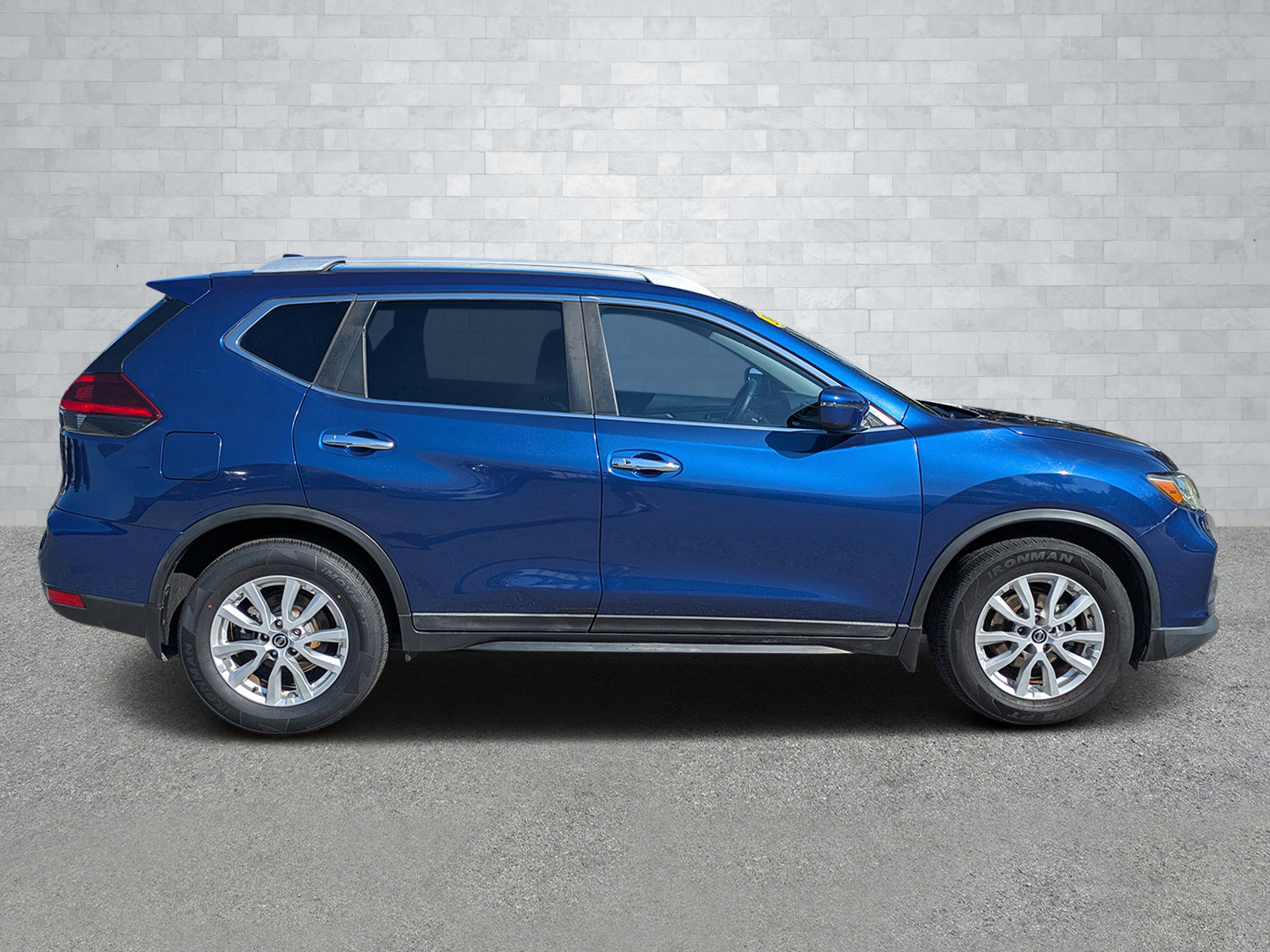 Used 2018 Nissan Rogue SV image 4
