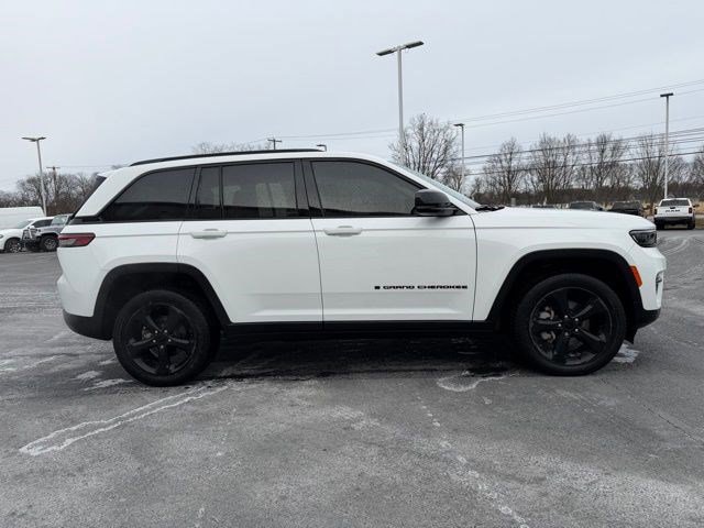 Used 2023 Jeep Grand Cherokee Limited w/ Black Appearance Package image 17