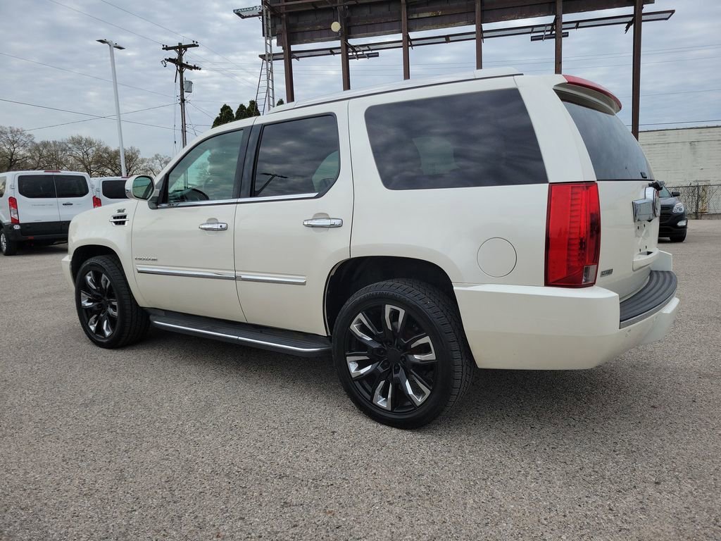 Used 2011 Cadillac Escalade Luxury AWD/4WD image 3