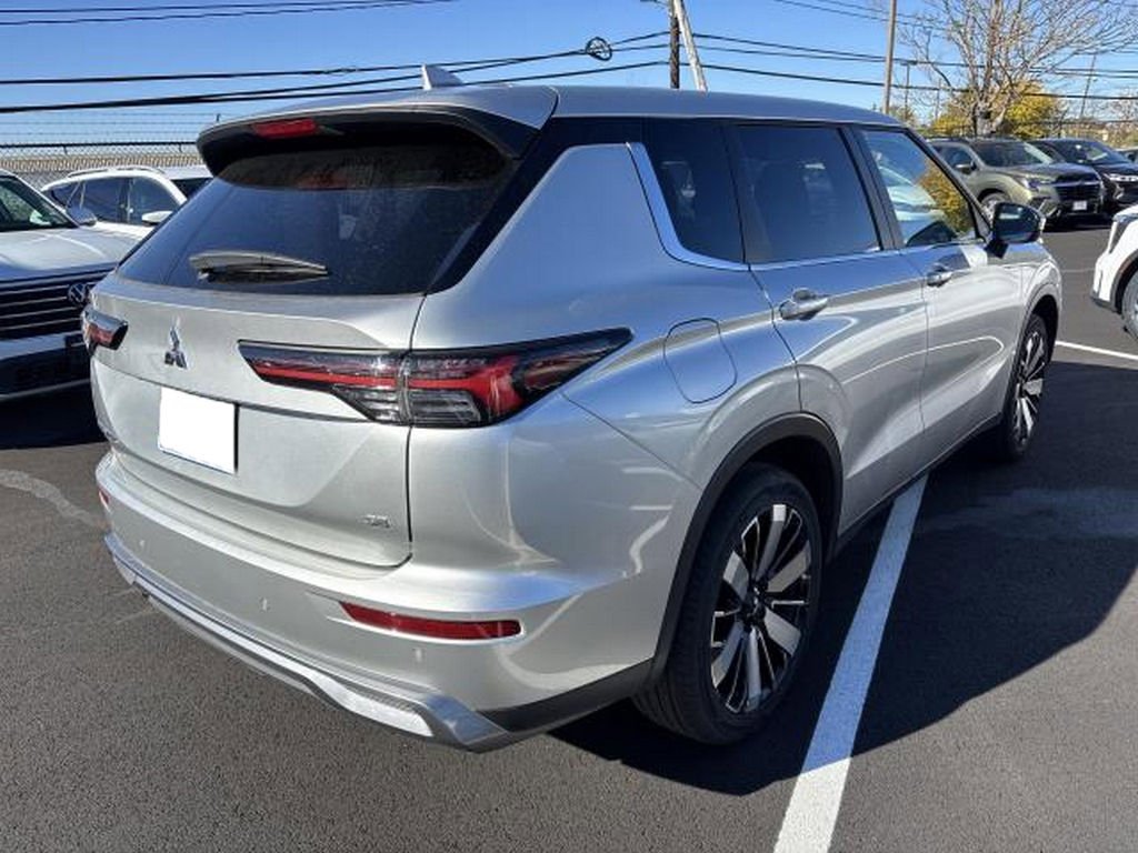 Used 2025 Mitsubishi Outlander SE image 2