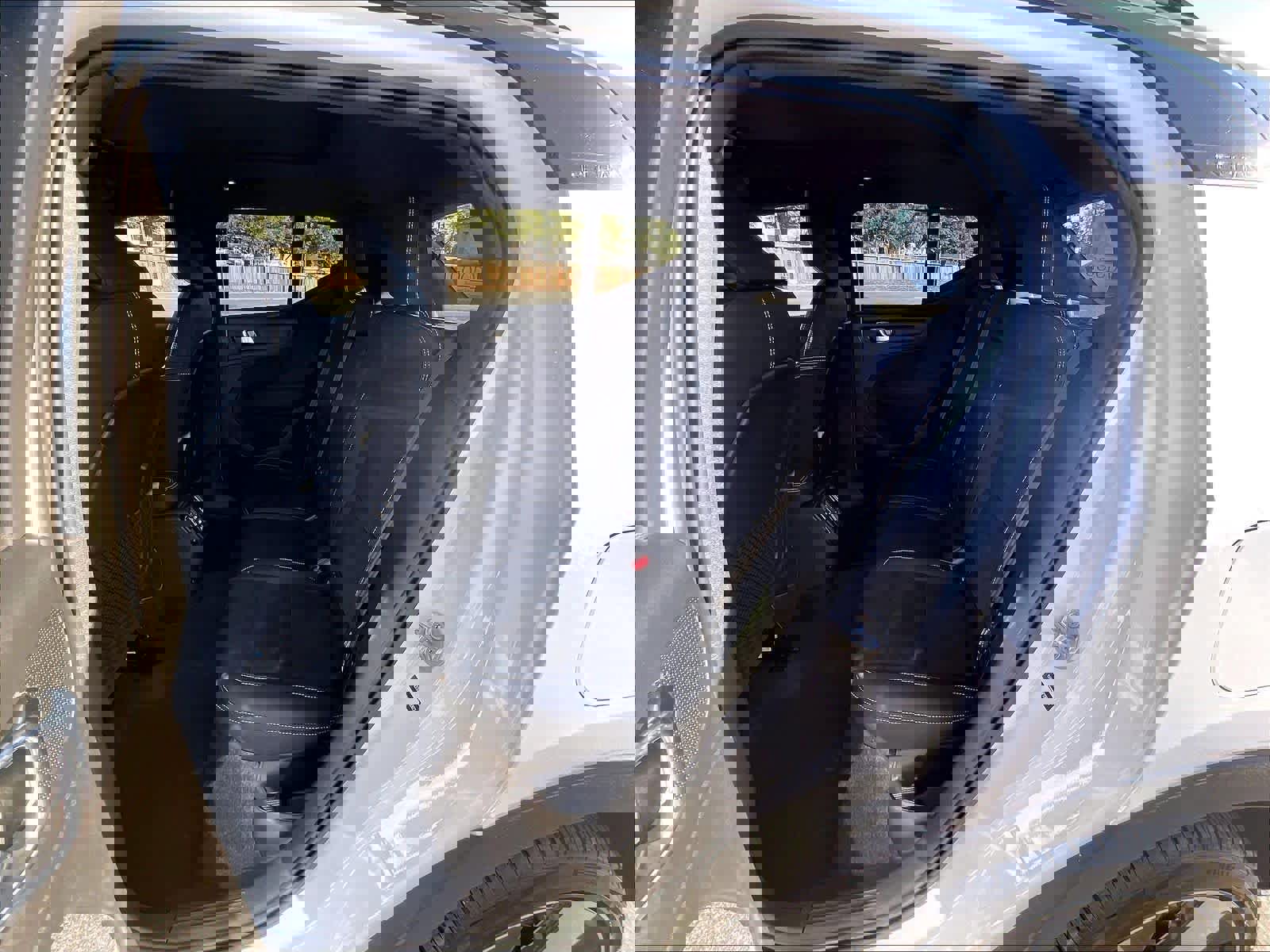 Used 2023 Volvo XC40 Recharge Ultimate w/ Protection Package Premier image 29