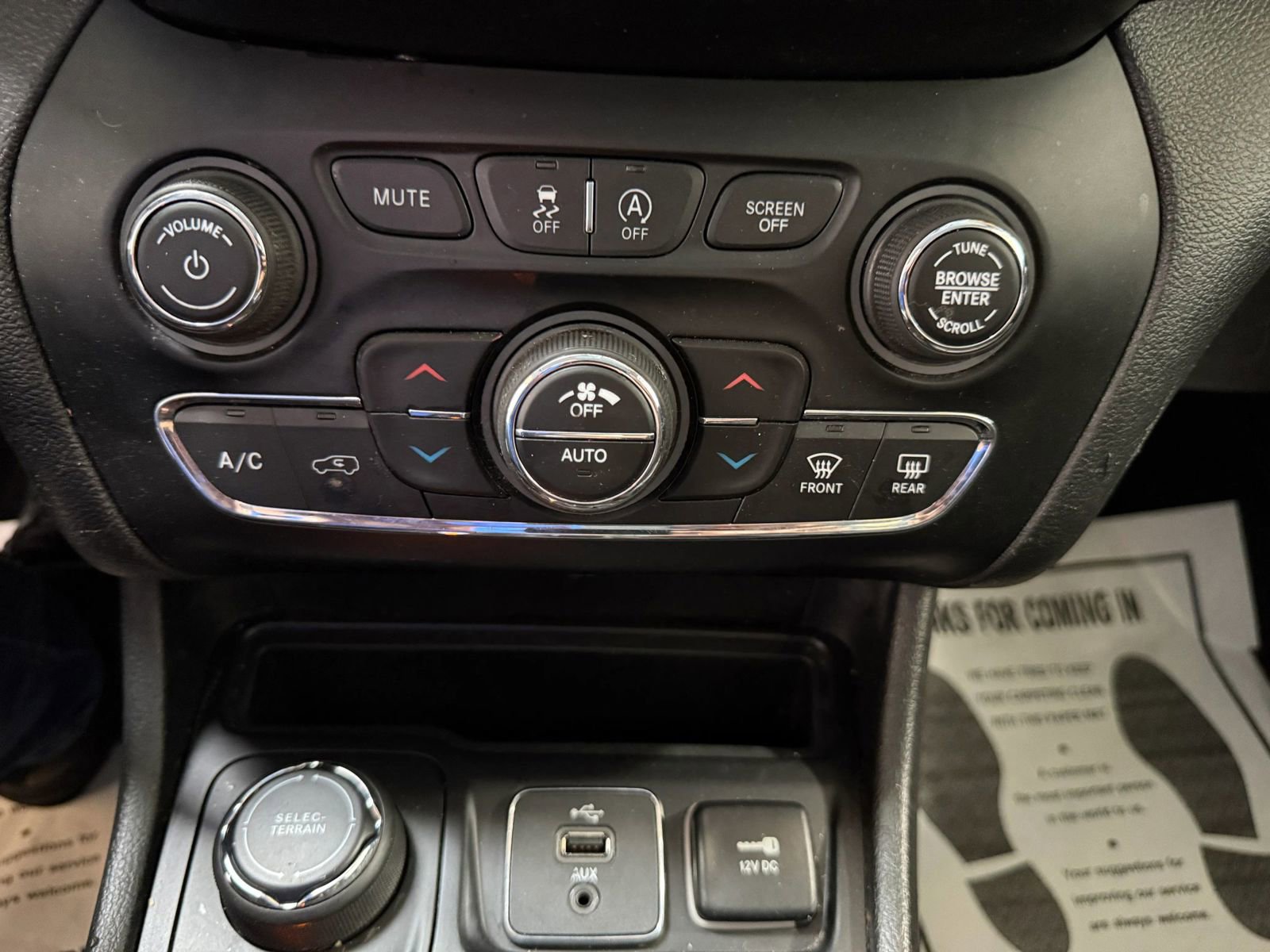 Used 2019 Jeep Cherokee Latitude Plus w/ Comfort/Convenience Group image 18