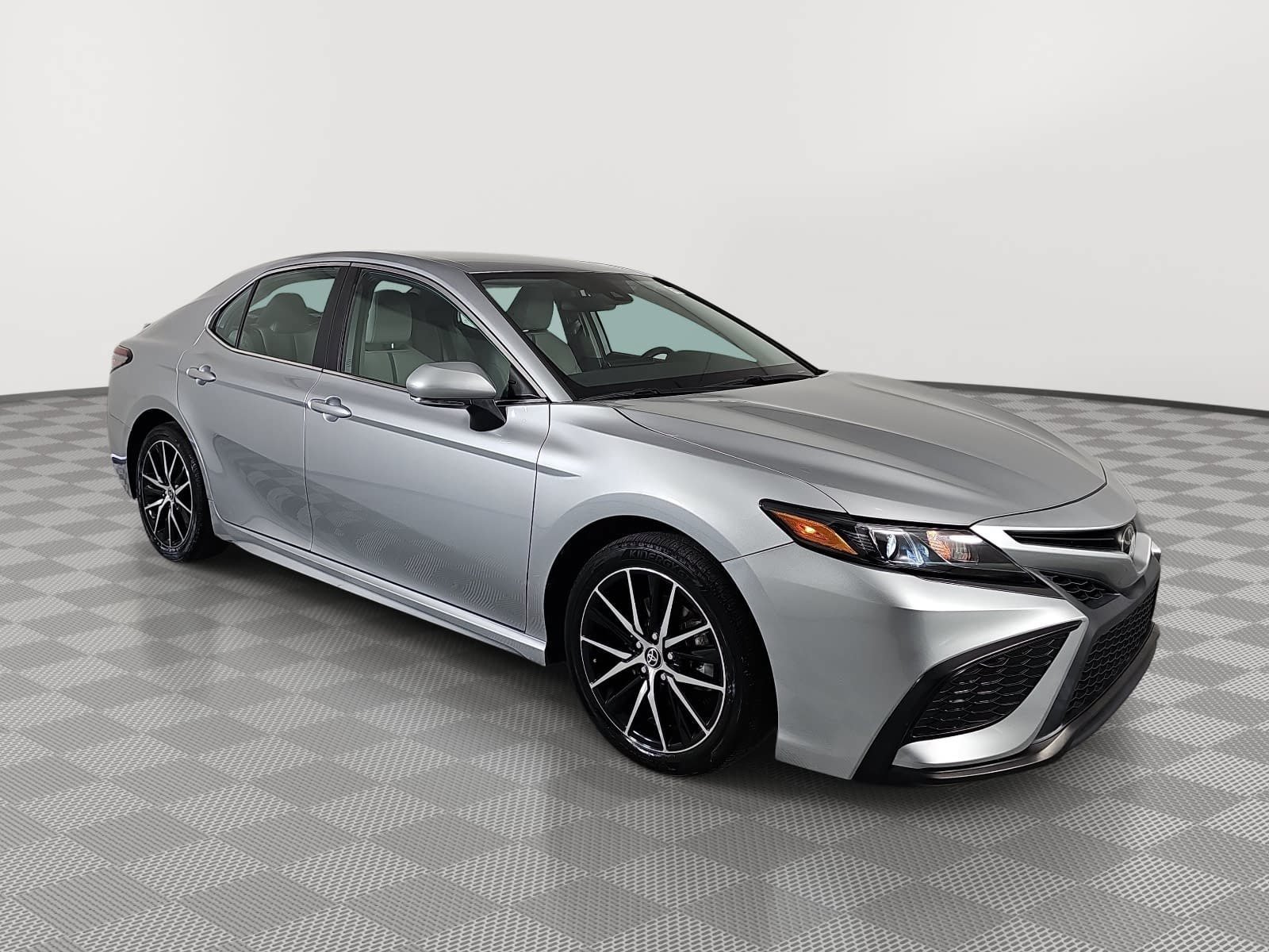 Used 2023 Toyota Camry SE FWD image 2