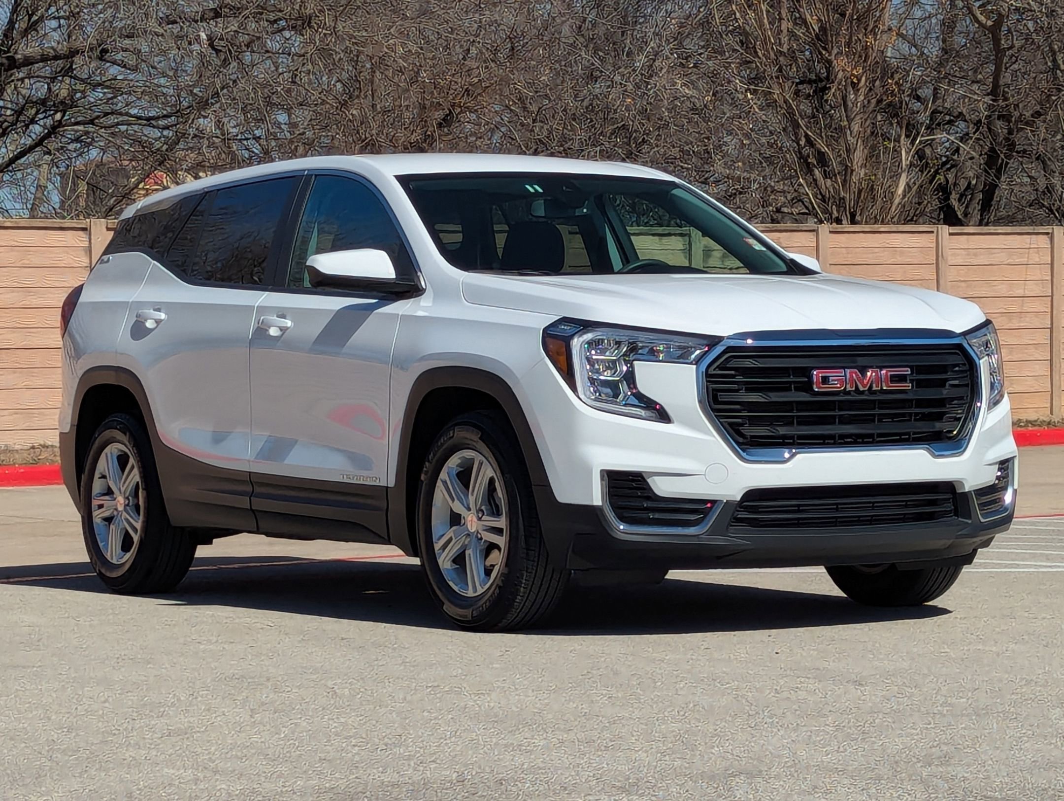 Used 2024 GMC Terrain SLE image 2
