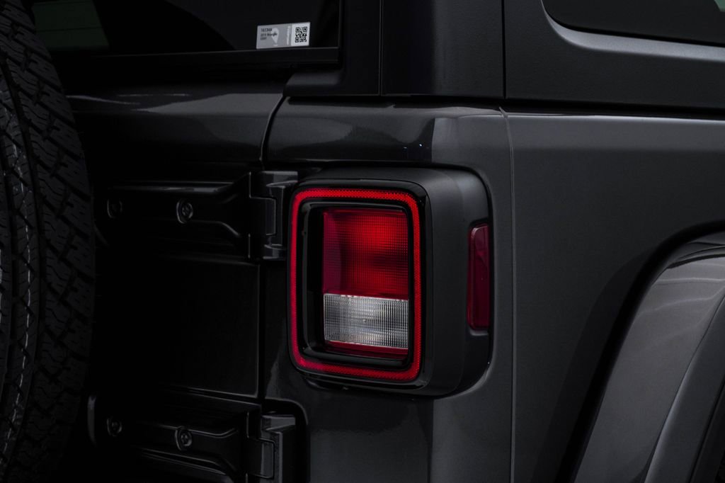 Used 2019 Jeep Wrangler Unlimited Sahara AWD/4WD image 13