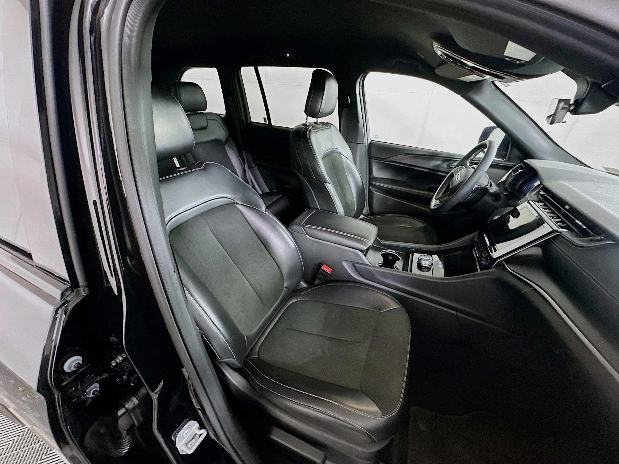 Used 2025 Jeep Grand Cherokee Altitude image 30
