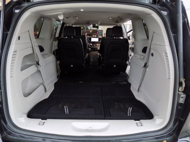 Used 2024 Chrysler Pacifica Touring-L image 30