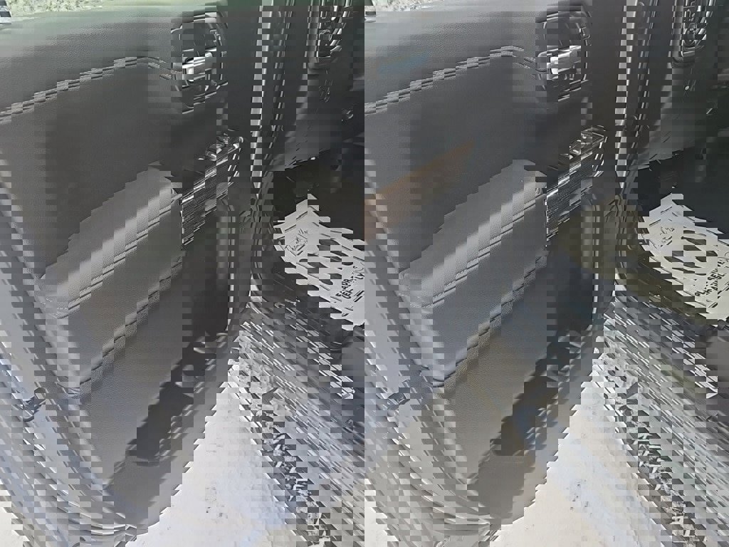 Used 2021 Chevrolet Silverado 1500 LT w/ Bed Protection Package image 9