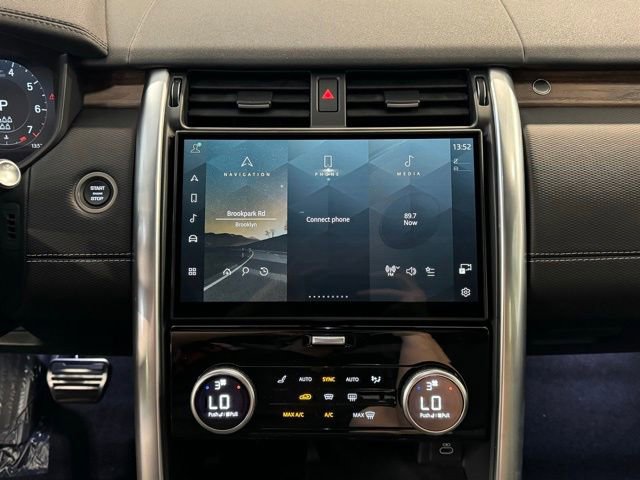 New 2024 Land Rover Discovery Dynamic SE image 17