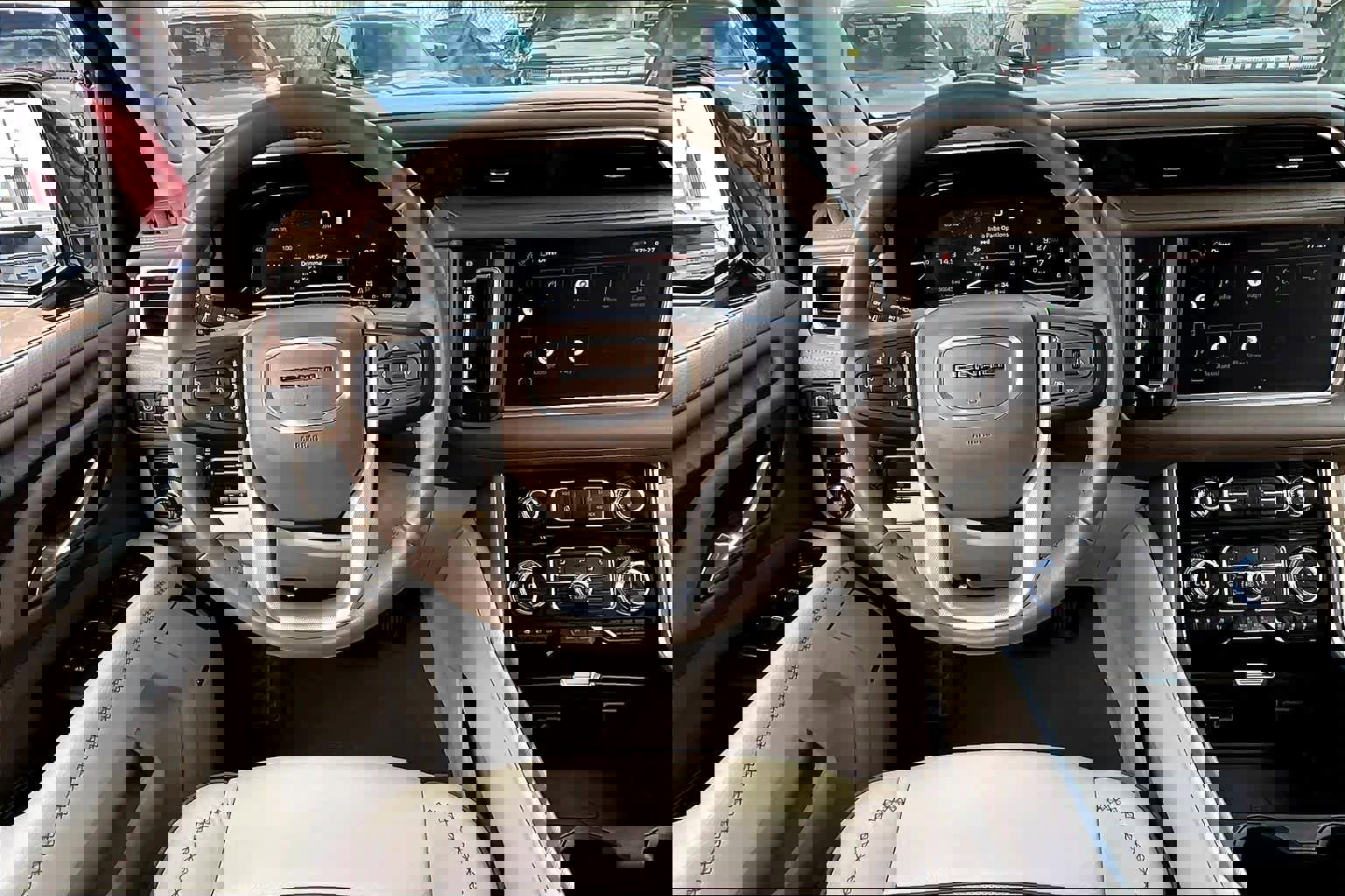 Used 2022 GMC Yukon Denali w/ Denali Premium Package image 6