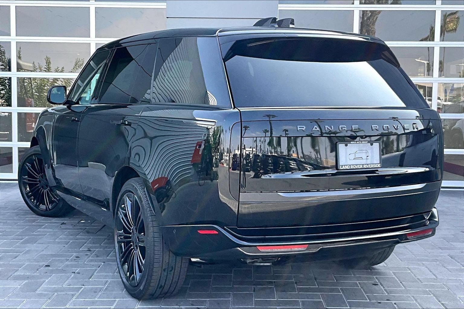 New 2026 Land Rover Range Rover Long Wheelbase SE AWD/4WD image 3