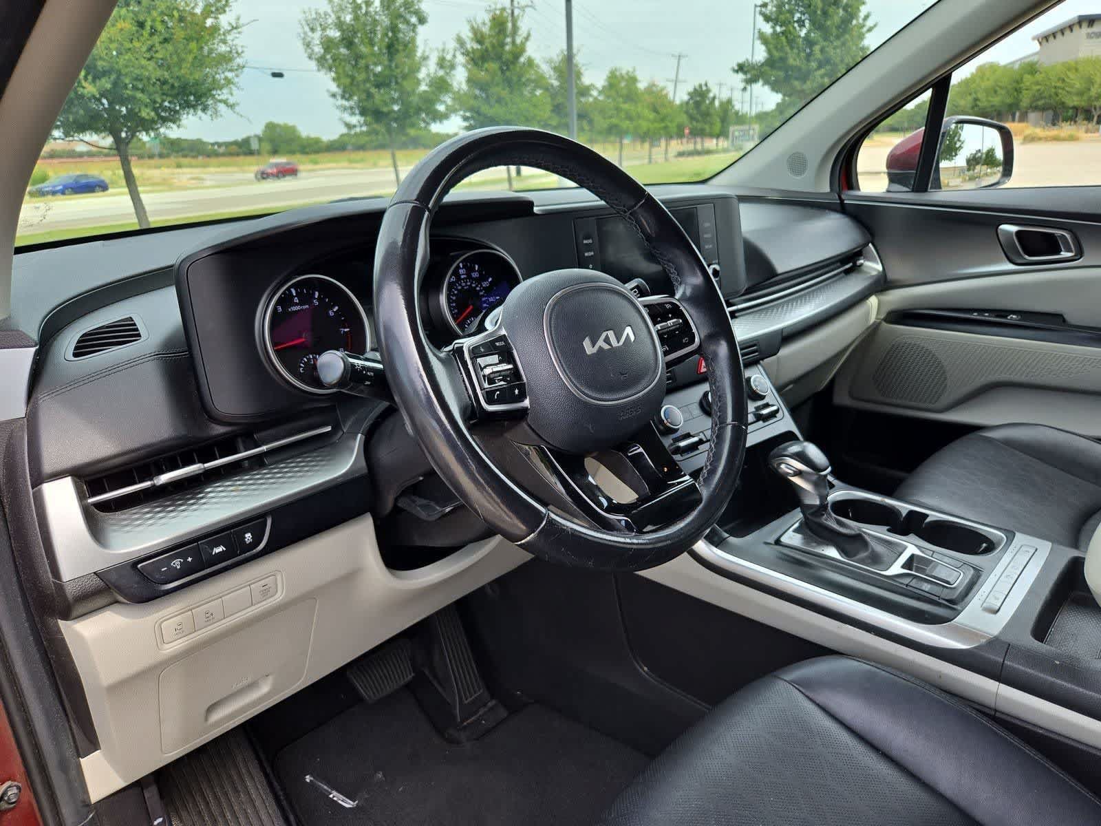 Certified 2022 Kia Carnival LX FWD image 2