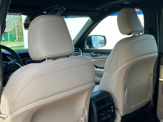 Used 2024 Jeep Grand Cherokee Limited w/ Luxury Tech Group II image 39