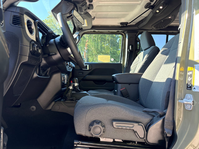Used 2026 Jeep Wrangler Unlimited Sahara AWD/4WD image 35
