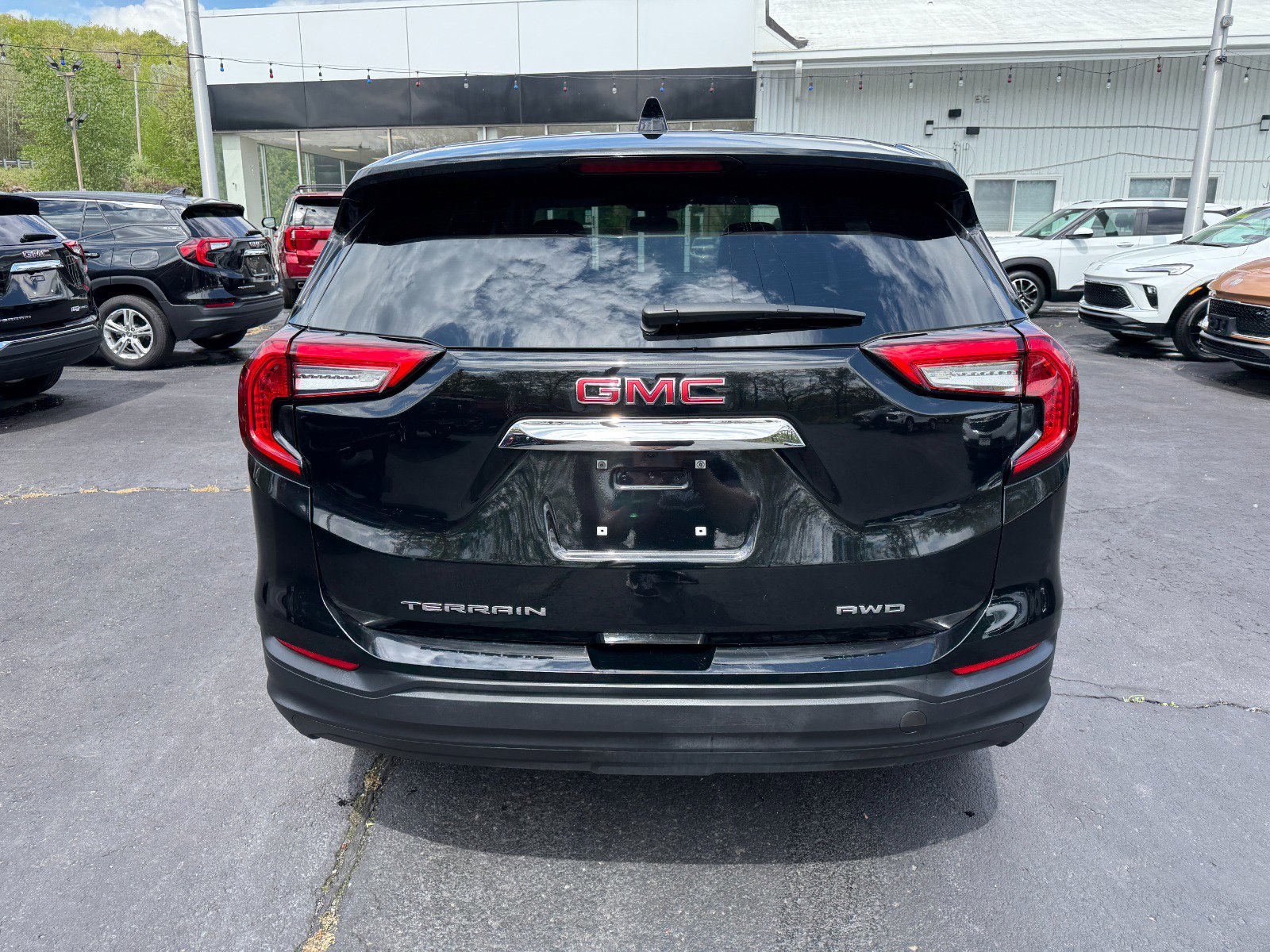 Used 2024 GMC Terrain SLE image 4