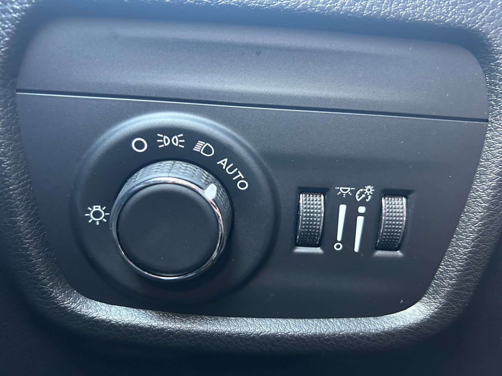 Used 2025 Jeep Grand Cherokee Altitude AWD/4WD image 18