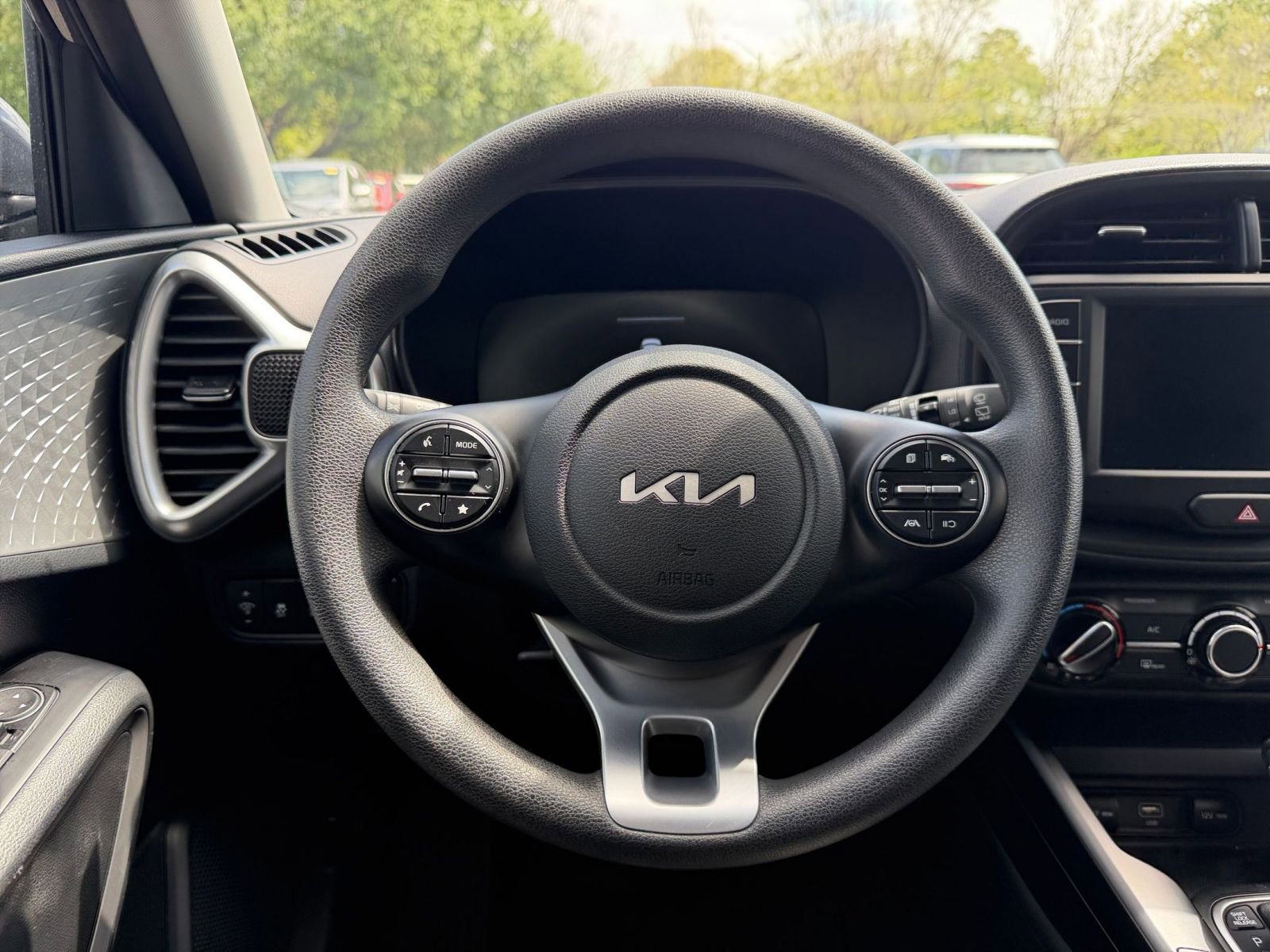 Used 2025 Kia Soul LX w/ LX Technology Package FWD image 25
